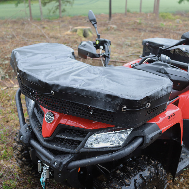Kapell till frontkorg, Tillverkat i kraftig, svart PVC-duk. Ett tillbehör till ATV fyrhjuling utformat för styrka, säkerhet och funktion i Scandinaviskt klimat. 1
