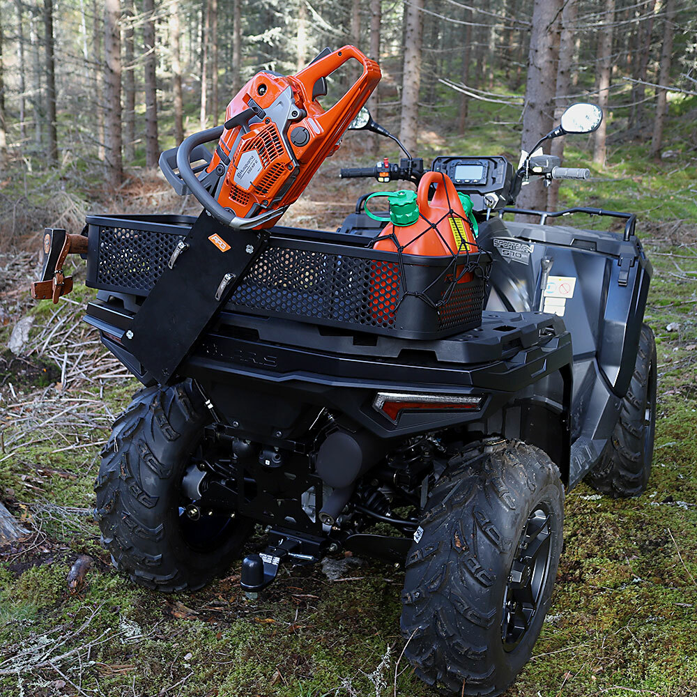 Motorsågslåda ATV rektangulär med Polaris snabbfäste, Lastkorg med avdelare, gummimatta, motorsågsfäste och lastnät. Ett tillbehör till ATV fyrhjuling utformat för styrka, säkerhet och funktion i Scandinaviskt klimat. 2