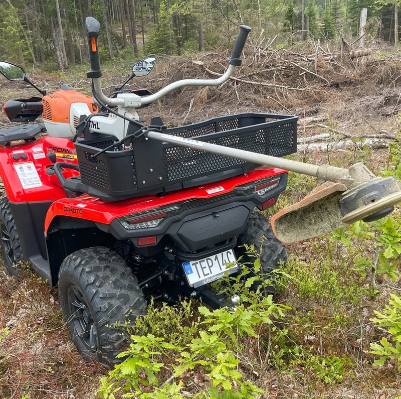 Röjsågsfäste till APG korgar, Med snabbfäste. Ett tillbehör till ATV fyrhjuling utformat för styrka, säkerhet och funktion i Scandinaviskt klimat. 1