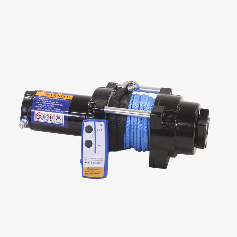 Vinsch 3500lbs, med tådlös vinschstyrning. Ett tillbehör till ATV fyrhjuling utformat för styrka, säkerhet och funktion i Scandinaviskt klimat.