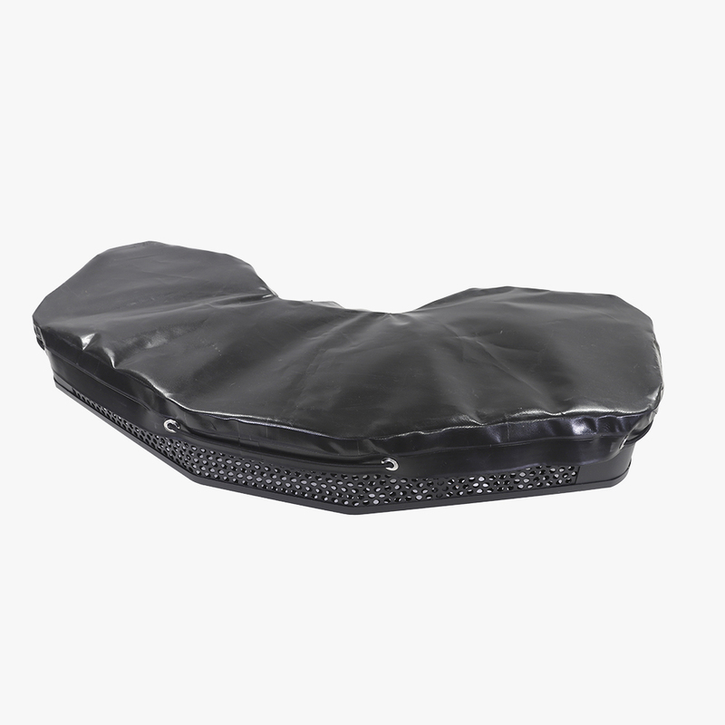 Kapell till frontkorg, Tillverkat i kraftig, svart PVC-duk. Ett tillbehör till ATV fyrhjuling utformat för styrka, säkerhet och funktion i Scandinaviskt klimat.