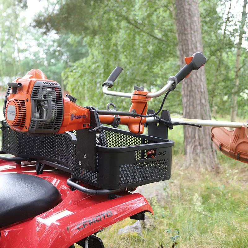 Röjsågsfäste till APG korgar, Med snabbfäste. Ett tillbehör till ATV fyrhjuling utformat för styrka, säkerhet och funktion i Scandinaviskt klimat. 3
